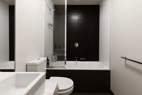 Spacious 2 Bedroom Inner City Townhouse With Private Rooftop - Accommodation Georgetown 5