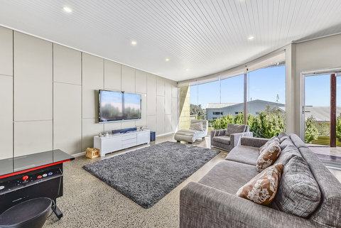 Aloha Waterfront Properties - Accommodation Georgetown 6