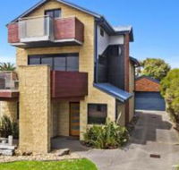 The Island Manor family seaside stay with views - Accommodation Georgetown