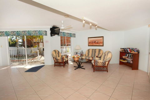 Unit 4 Coolum Sands Apartments 34 First Avenue Coolum Beach 400 BOND LINEN SUPPLIED - Accommodation Georgetown 4