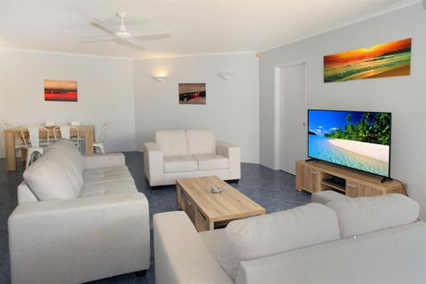 Unit 4 Coolum Sands Apartments 34 First Avenue Coolum Beach 400 BOND LINEN SUPPLIED - Accommodation Georgetown 2
