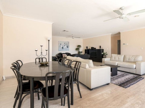 Lakeshore Apartments Unit 5 - Accommodation Georgetown 2