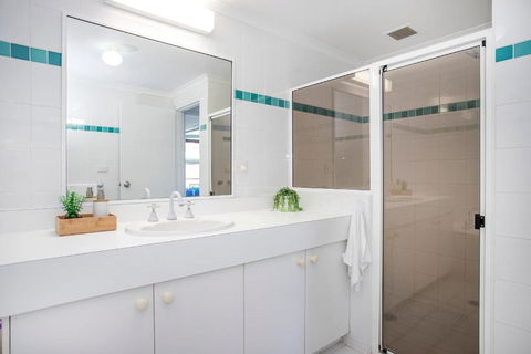 Ocean Breeze Fathoms 3 - Accommodation Georgetown 1