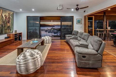 Uisce Luxury Holiday House With Jacuzzi Pool Table Cinema Premium Foxtel & Two Buggies - Accommodation Georgetown 6
