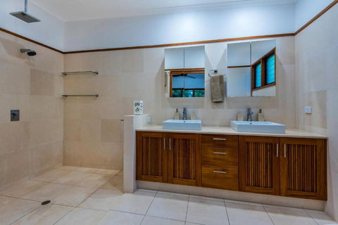 Uisce Luxury Holiday House With Jacuzzi Pool Table Cinema Premium Foxtel & Two Buggies - Accommodation Georgetown 1