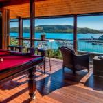 Uisce Luxury Holiday House With Jacuzzi Pool Table Cinema Premium Foxtel & Two Buggies - Accommodation Georgetown 0