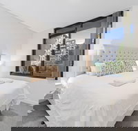 HomeHotel Stylish Apt next to Train  Westfield