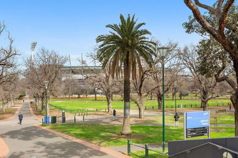 JOLI Directly Opposite MCG - Accommodation Georgetown 6