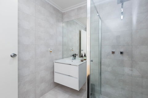 ROLAND, 1BDR Melbourne Apartment - Accommodation Georgetown 6