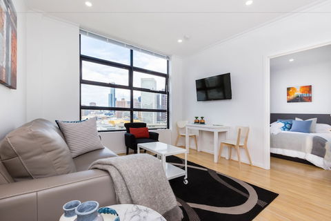 ROLAND, 1BDR Melbourne Apartment - Accommodation Georgetown 2