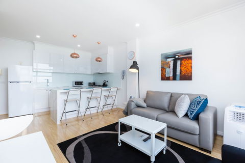 ROLAND, 1BDR Melbourne Apartment - Accommodation Georgetown 3