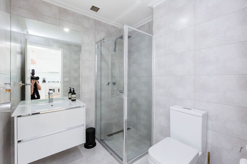 ROLAND, 1BDR Melbourne Apartment - Accommodation Georgetown 5