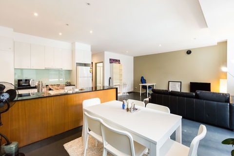MEGAN, 2BDR Melbourne Apartment - Accommodation Georgetown 1