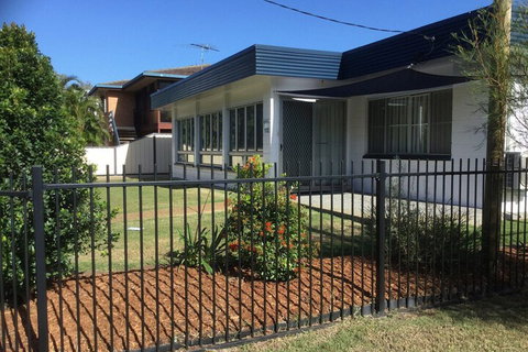 Pet Friendly Home Walking Distance To Surf Beach North St. Woorim - Accommodation Georgetown 2