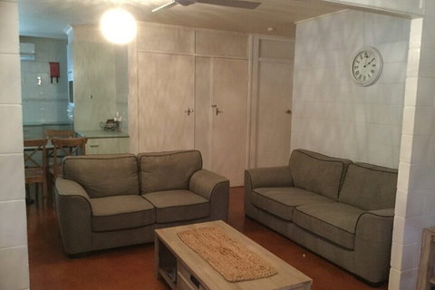 Pet Friendly Home Walking Distance To Surf Beach North St. Woorim - Accommodation Georgetown 5