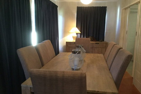 Pet Friendly Home Walking Distance To Surf Beach North St. Woorim - Accommodation Georgetown 4