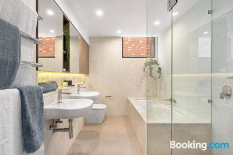 Luxe 101 At Martha Cove Waterfront Luxury On The Marina Walk To Beach - Accommodation Georgetown 3