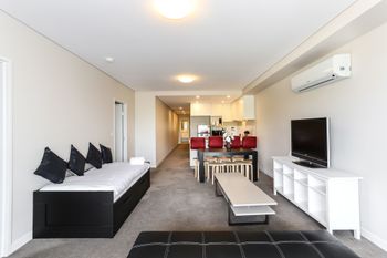 Spacious Apartment At Waitara - Accommodation Georgetown 2
