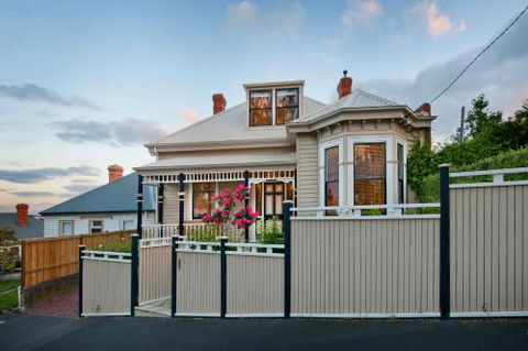 Library House - Accommodation Georgetown 2