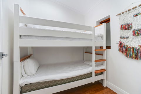 HomeHotel LuxuryHome 500m Crows Nest Shops - Accommodation Georgetown 3