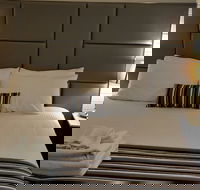 Hibiscus Lakeside Motel