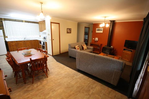 Halls Gap Log Cabins - Accommodation Georgetown 1