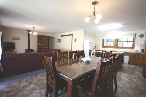 Halls Gap Log Cabins - Accommodation Georgetown 5