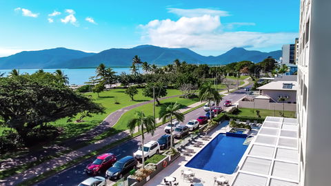 Holiday Inn Cairns Harbourside - Accommodation Georgetown 1