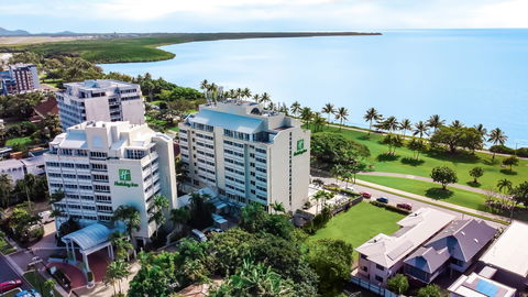 Holiday Inn Cairns Harbourside - Accommodation Georgetown 2