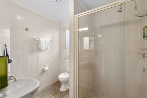 Caboolture Central Motor Inn, SureStay Collection - Accommodation Georgetown 9