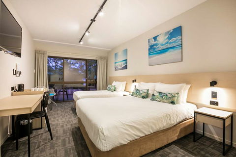 Kawana Waters Hotel by NightCap - Accommodation Georgetown 2