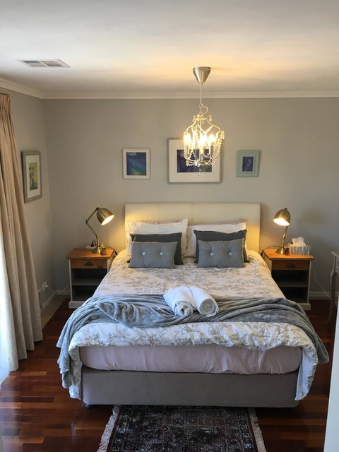Finches Canberra - Accommodation Georgetown 0