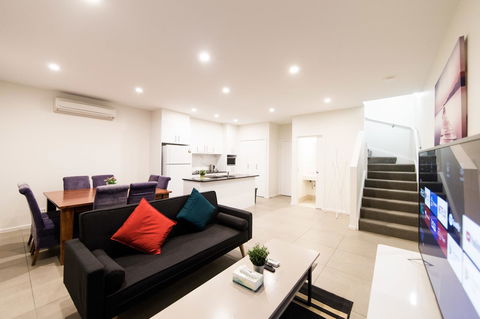 3BR Townhouse Double Garage Walk To Lake Ginninderra - Accommodation Georgetown 0