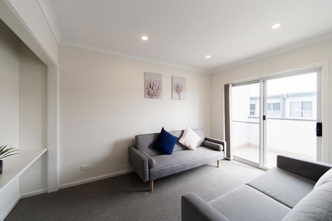 3BR Townhouse Double Garage Walk To Lake Ginninderra - Accommodation Georgetown 3