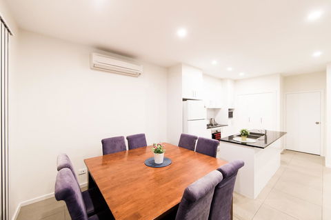 3BR Townhouse Double Garage Walk To Lake Ginninderra - Accommodation Georgetown 2