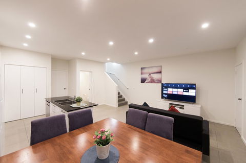 3BR Townhouse Double Garage Walk To Lake Ginninderra - Accommodation Georgetown 1