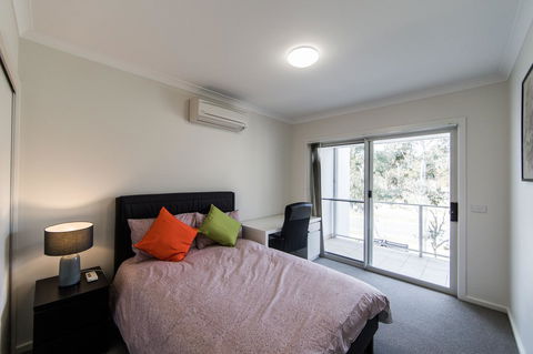 3BR Townhouse Double Garage Walk To Lake Ginninderra - Accommodation Georgetown 7