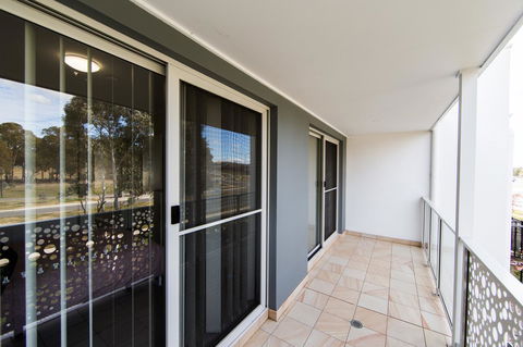 3BR Townhouse Double Garage Walk To Lake Ginninderra - Accommodation Georgetown 8