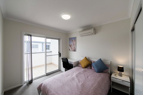3BR Townhouse Double Garage Walk To Lake Ginninderra - Accommodation Georgetown 4