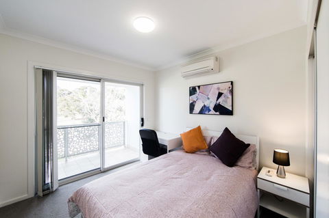 3BR Townhouse Double Garage Walk To Lake Ginninderra - Accommodation Georgetown 6