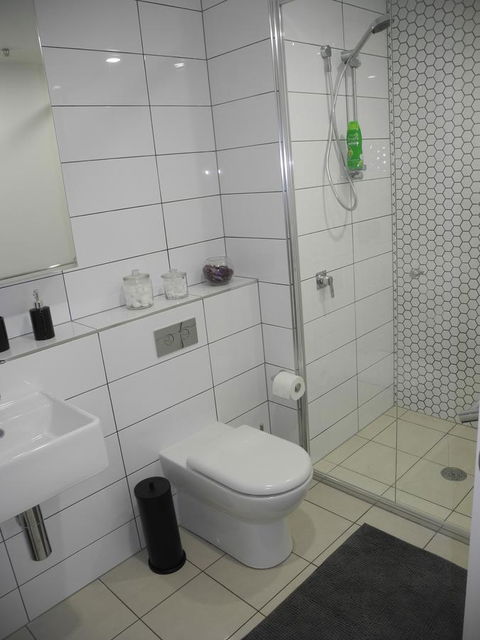 3BR Executive Apartment With Lake And Mountain Views - Accommodation Georgetown 18