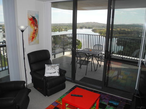 3BR Executive Apartment With Lake And Mountain Views - Accommodation Georgetown 1
