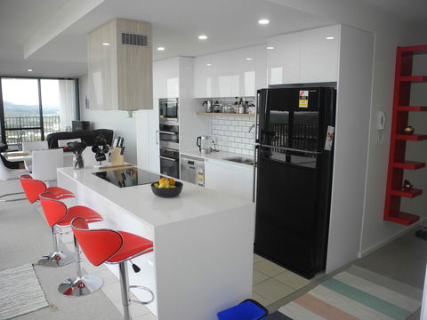 3BR Executive Apartment With Lake And Mountain Views - Accommodation Georgetown 7