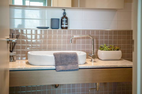 Port Adelaide Executive Waterfront Apartment - Accommodation Georgetown 5