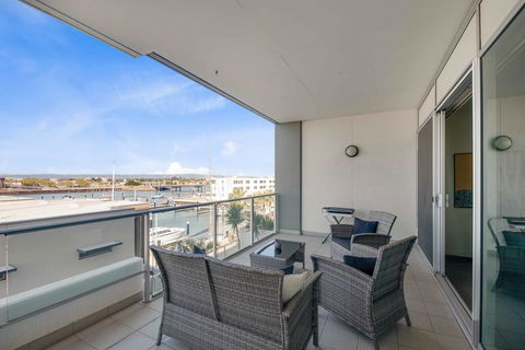Port Adelaide Executive Waterfront Apartment - Accommodation Georgetown 25