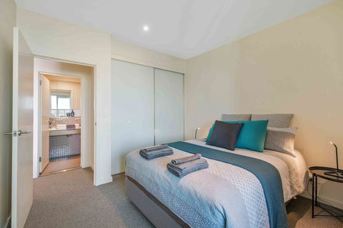 Port Adelaide Executive Waterfront Apartment - Accommodation Georgetown 3