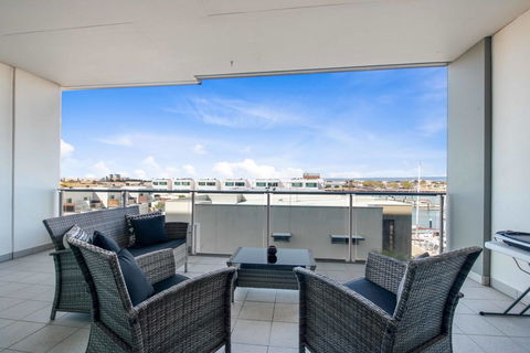 Port Adelaide Executive Waterfront Apartment - Accommodation Georgetown 23