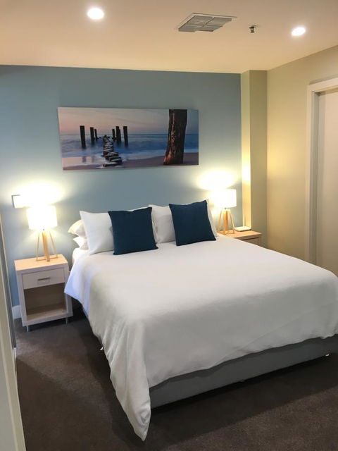Beachside Luxury Apartments One & Two Bedroom In Beachfront Oaks Pier Building - Accommodation Georgetown 23