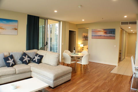 Beachside Luxury Apartments One & Two Bedroom In Beachfront Oaks Pier Building - Accommodation Georgetown 4