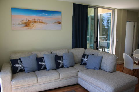 Beachside Luxury Apartments One & Two Bedroom In Beachfront Oaks Pier Building - Accommodation Georgetown 11